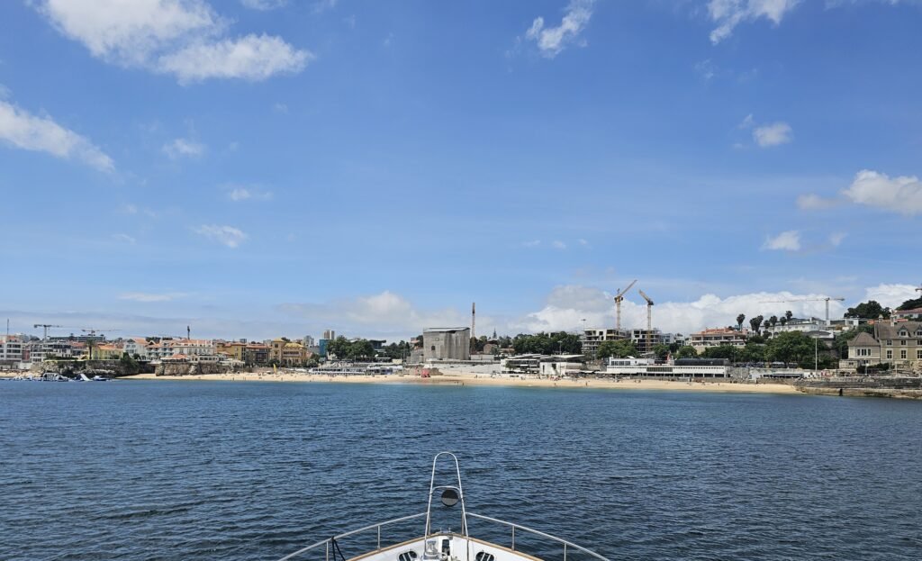 Esta perspetiva, reforça o encanto de Cascais como destino turístico de excelência, ideal para passeios de barco, turismo náutico e experiências inesquecíveis junto ao oceano.
