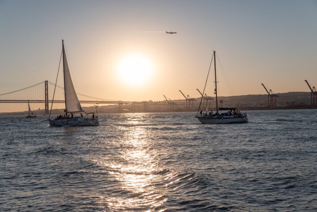Passeio de barco ao pôr do sol no Rio Tejo durante uma pre-wedding party em Lisboa
