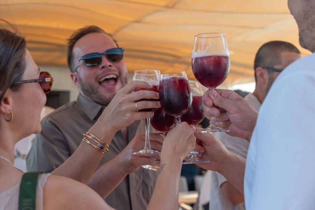 Convidados celebram a bordo numa pre-wedding party da Lisbon Sight Sailing