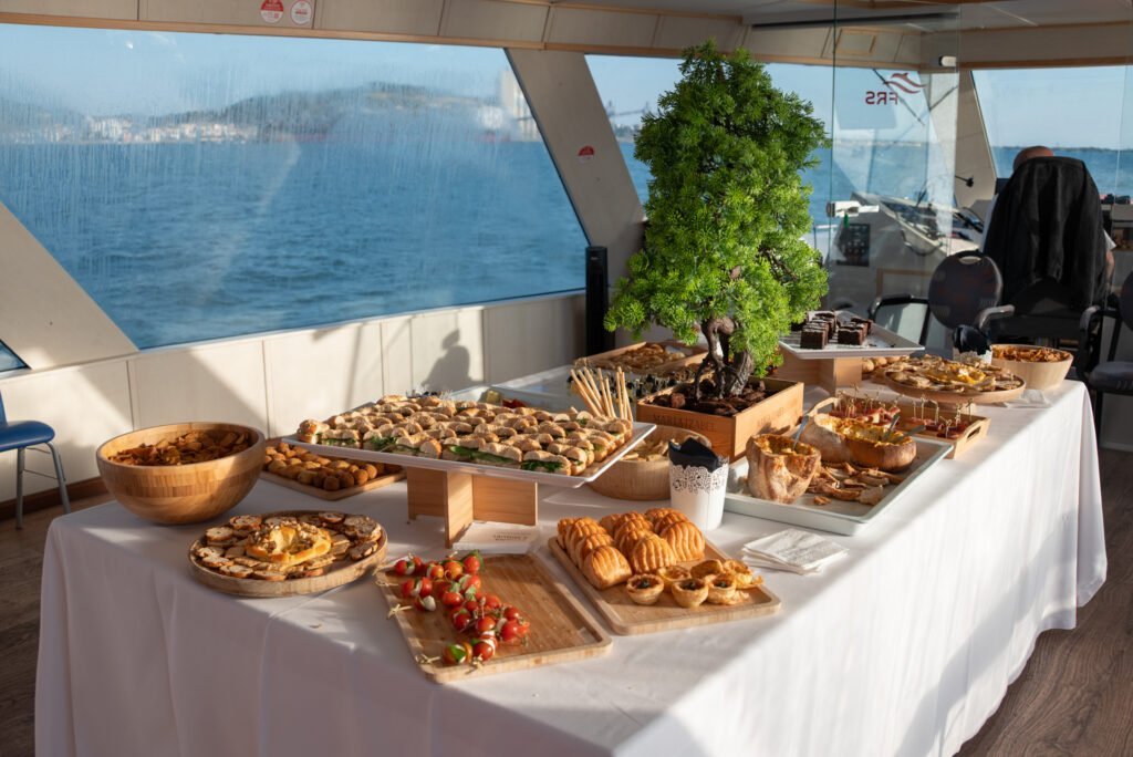 Catering a bordo para uma festa pre-wedding em Lisboa, com gastronomia e serviço personalizado