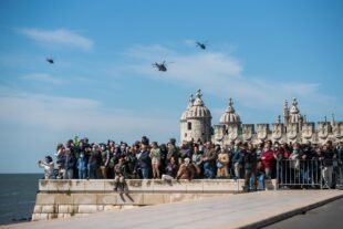 La tour de Belém au fond, survolée par des hélicoptères
