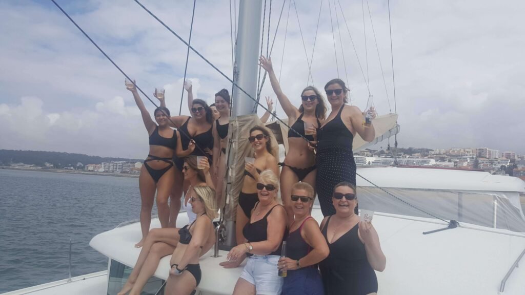 Grupo de chicas en traje de baño en un catamarán en Lisboa