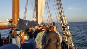 Personnes échangeant à bord d’un voilier