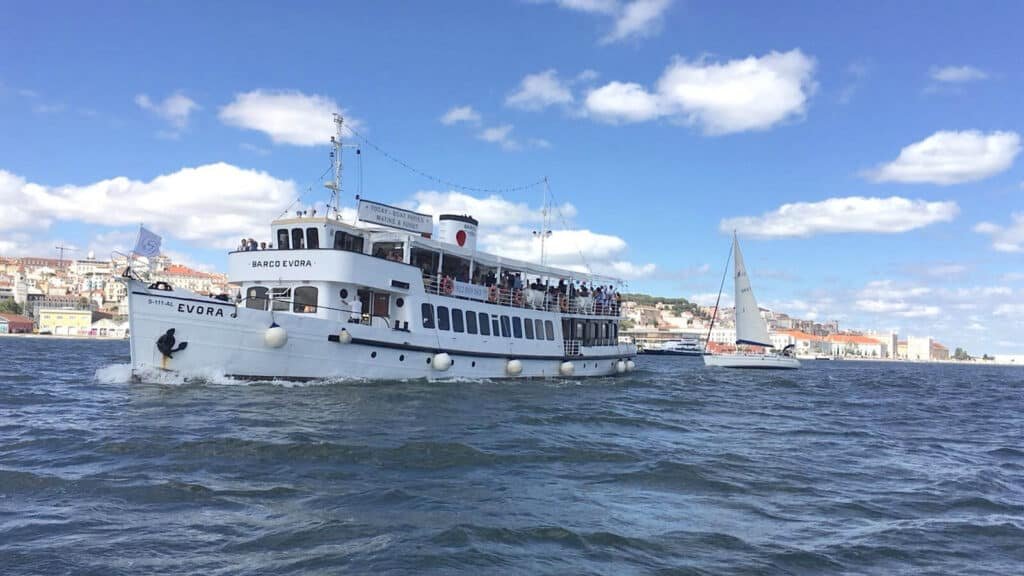 Barco Évora a navegar no Tejo. Dos maiores barcos do rio Tejo
