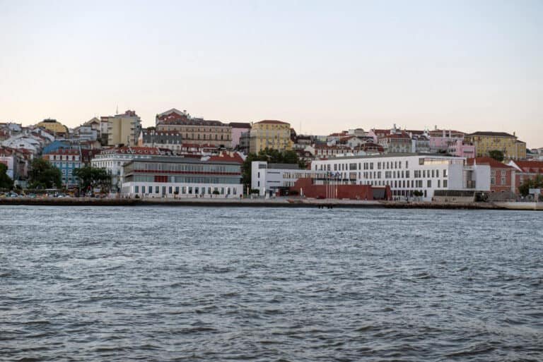 À margem de Lisboa