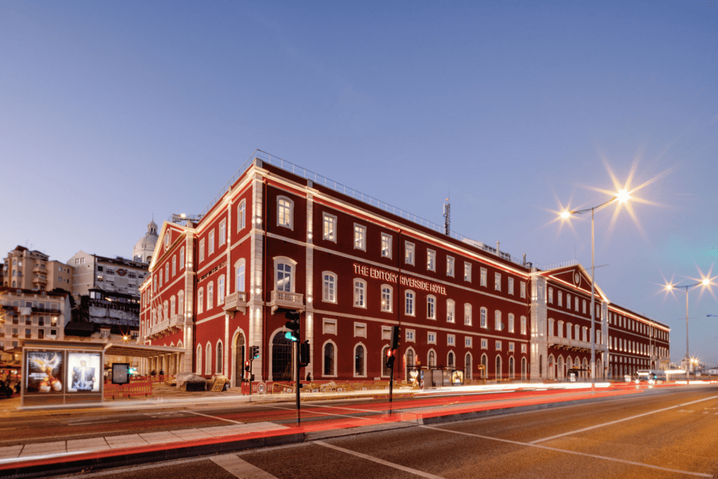 Santa Apolónia station seen at dusk