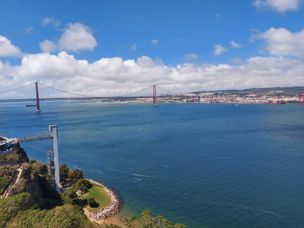 Vista sobre el Ascensor Panorámico, con el Tajo y el Puente 25 de Abril al fondo