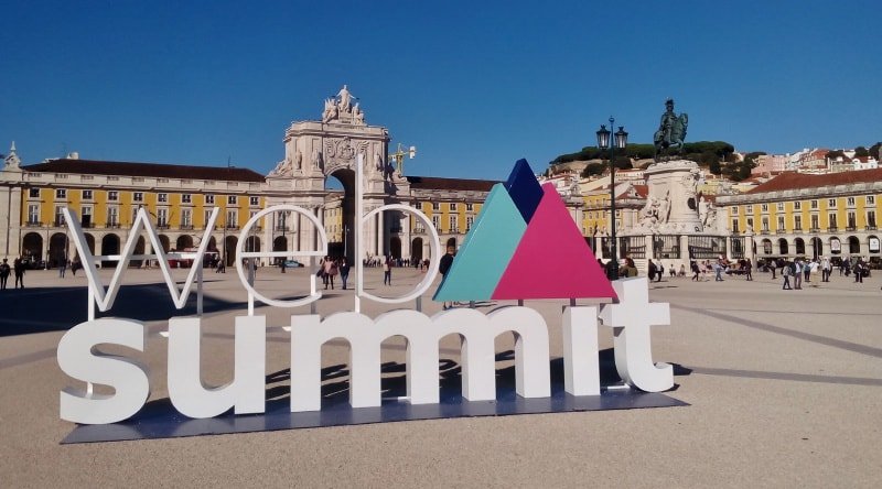 Logo de la Web Summit sur la Praça do Comércio, à Lisbonne