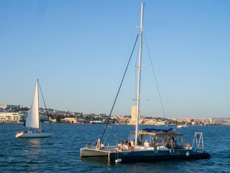 Personnes pendant une promenade en bateau sur le Tage, à Lisbonne