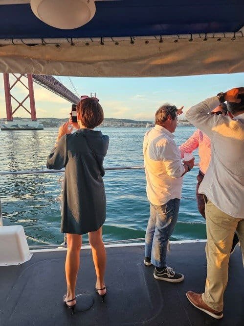 Une collaboratrice de l’entreprise qui garde les bons souvenirs de cet événement d’entreprise à bord de ce catamaran