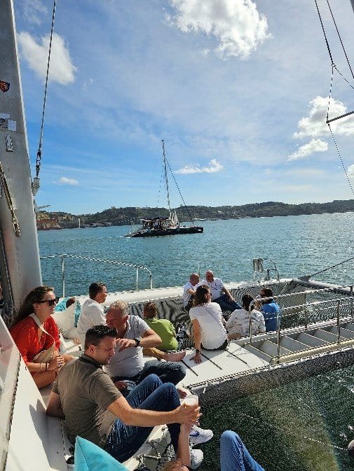 Invités de SMF Agency répartis sur deux catamarans, lors d’une sortie en bateau