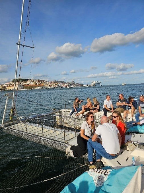 Invités de SMF Agency en train de faire du networking, lors d’une sortie en bateau sur le Tage