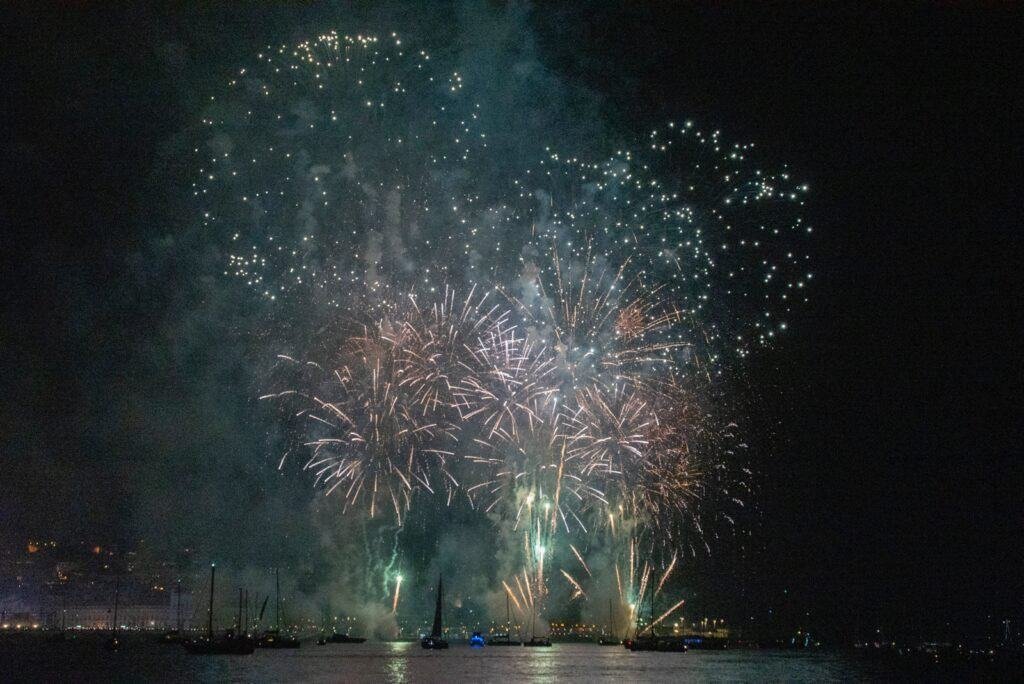 La beauté des feux d'artifice observés depuis le Tage