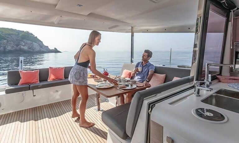Perfecta para desayunos o cenas al atardecer, en un ambiente relajado.
