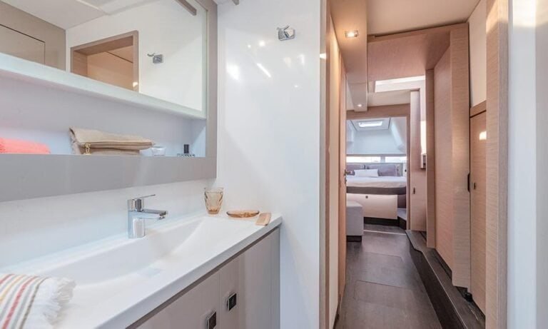 Pasillo interior con acceso a los camarotes, destacando la amplitud del catamarán y la fluidez entre los espacios