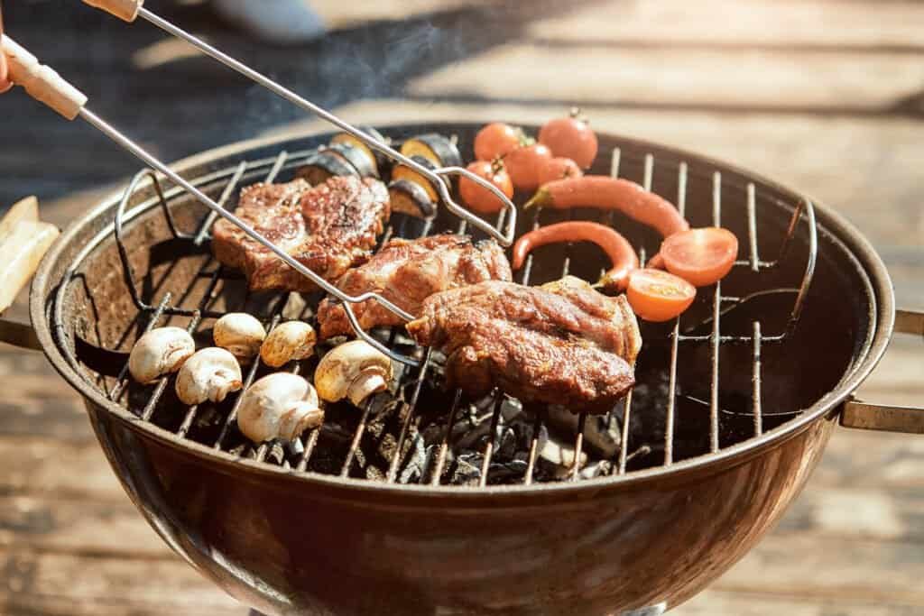 Photo en gros plan d'un barbecue classique à bord
