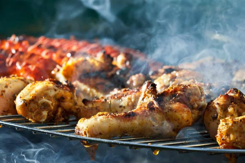 Saucisse et poulet au barbecue - barbecue à bord