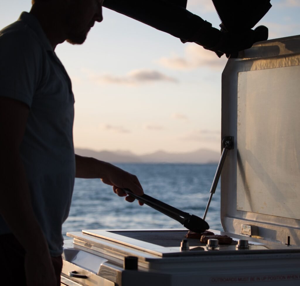Commencer à mettre la viande sur le grill