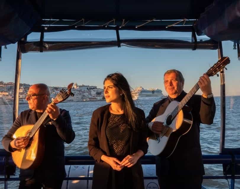 Fadiste accompagnée de deux guitaristes, pendant une balade en bateau sur le Tage