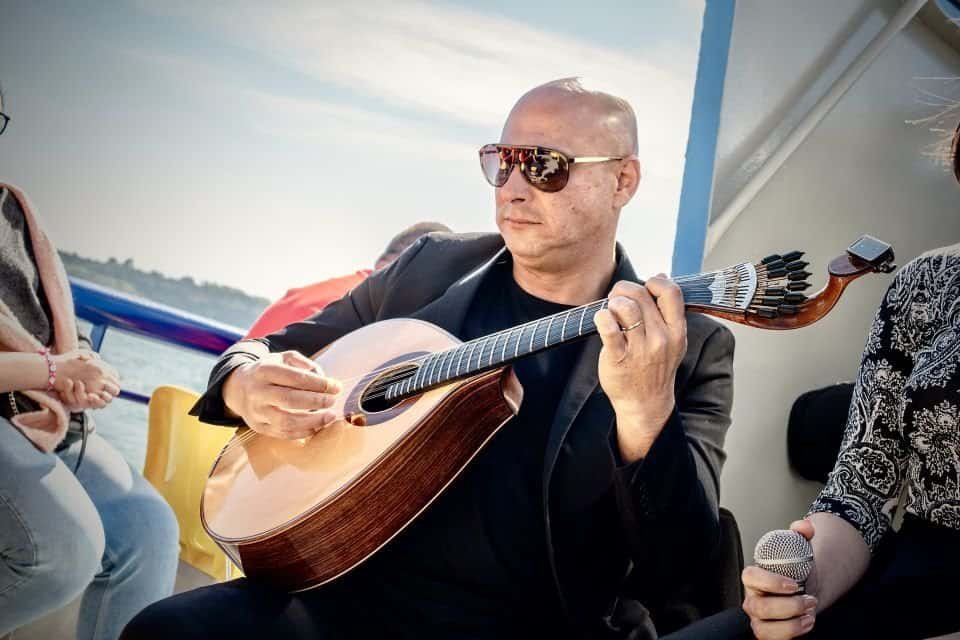Guitariste jouant pendant une expérience à bord