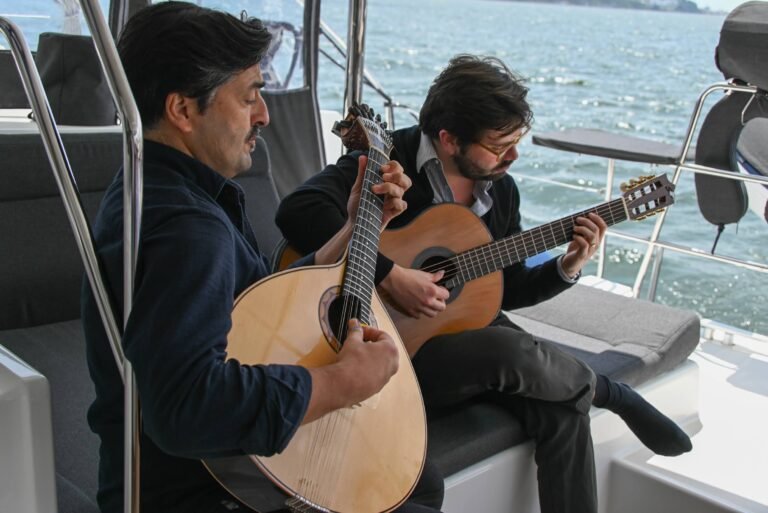 Esta combinação de música tradicional e paisagens deslumbrantes proporciona momentos inesquecíveis no rio Tejo.