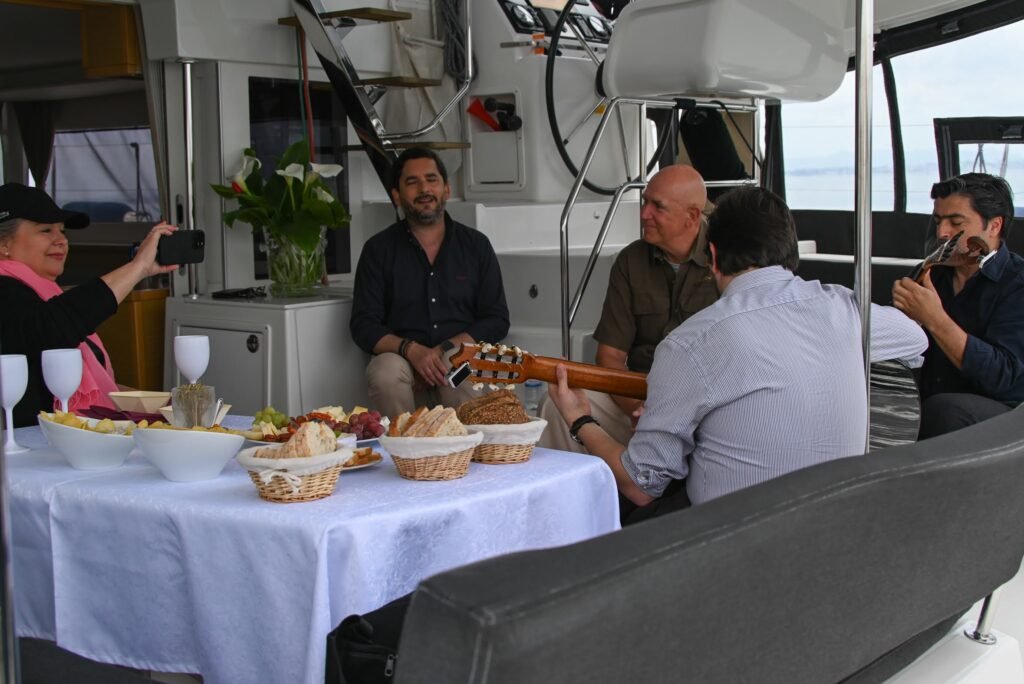 L'ambiance intime et la musique live rendent l'événement parfait pour les amateurs de tradition portugaise et de tourisme nautique.