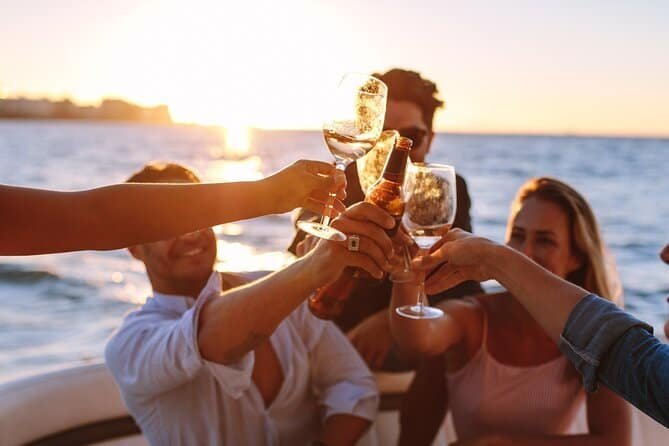 Toast entre amis pendant une dégustation de vins à bord, sur le Tage, à Lisbonne
