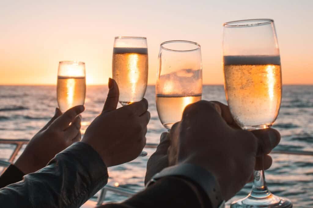 Dégustation de vins en couple pendant une balade en bateau - une expérience incroyable