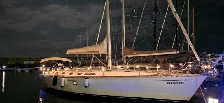Veleiro iluminado atracado na Marina de Cascais