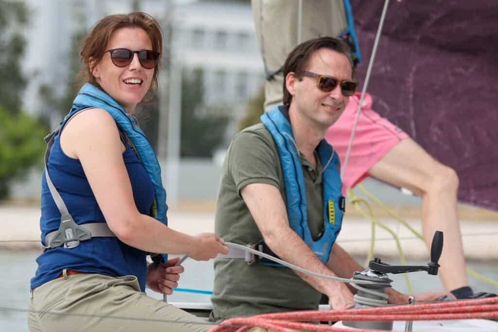 En train d’effectuer des manœuvres de voile