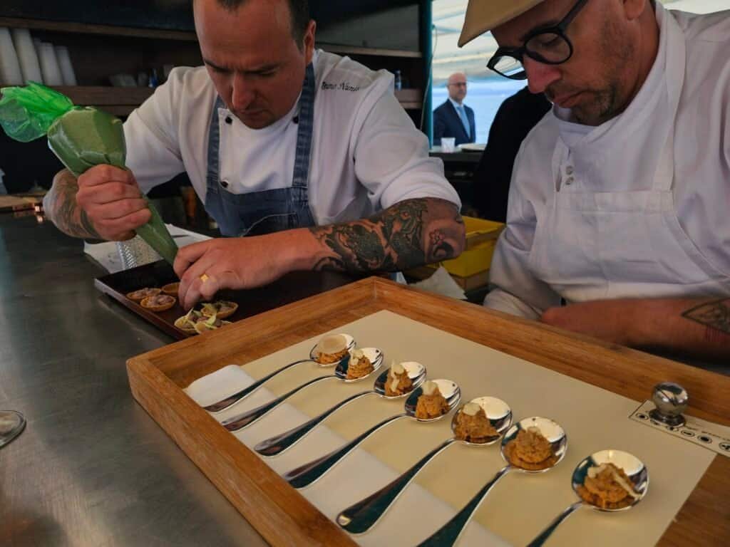 Os Chefs preparam as entradas para os convidados
