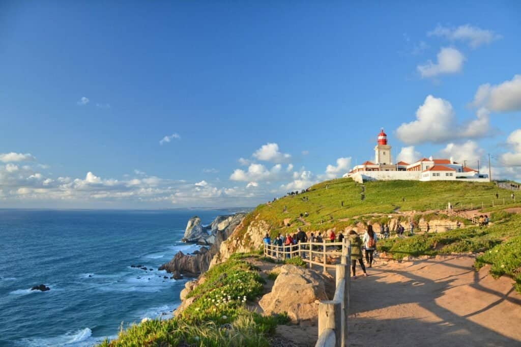 O Cabo da Roca é o ponto mais ocidental de Portugal Continental e da Europa continental.