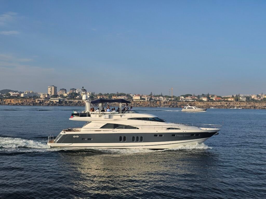 Descubra o luxo de um passeio privado de iate em Lisboa com a Lisbon Sight Sailing