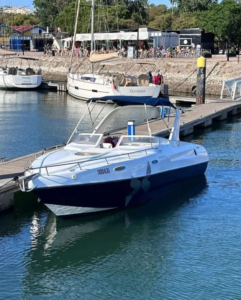 Lancha a motor atracada nas Docas