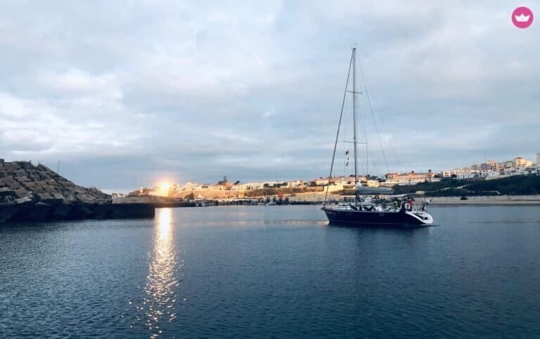Balaya naviguant sur les eaux tranquilles du Tage au coucher du soleil