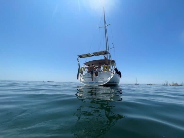 Vista a partir da traseira do barco, com o ri em direção ao horizonte. Um cenário envolvente, onde natureza e navegação se encontram em perfeita harmonia