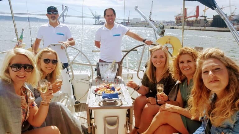 Passeio de barco com amigas no rio Tejo durante um belo dia de verão