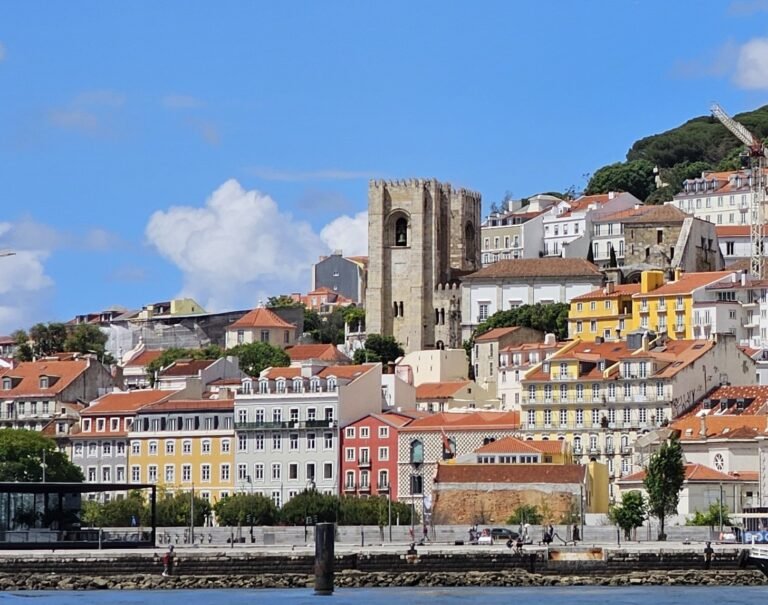 Torres da Sé de Lisboa vistas durante um passeio de barco no rio Tejo