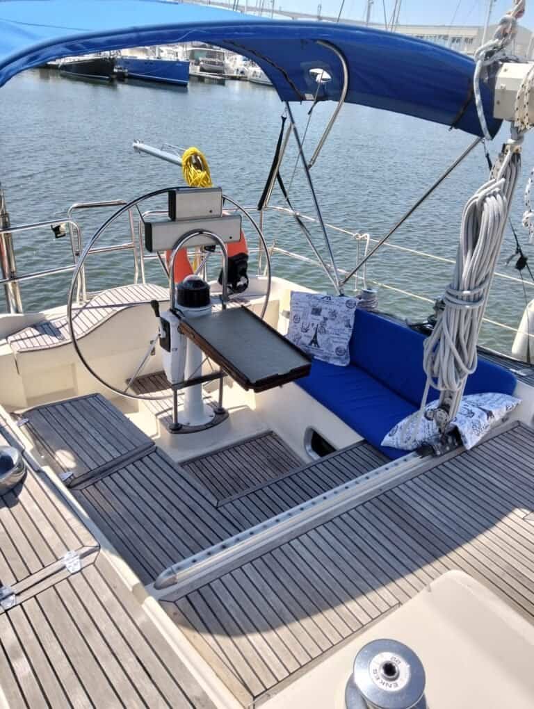 Zona de navegação equipada com leme, bancos acolchoados e cobertura para maior conforto a bordo