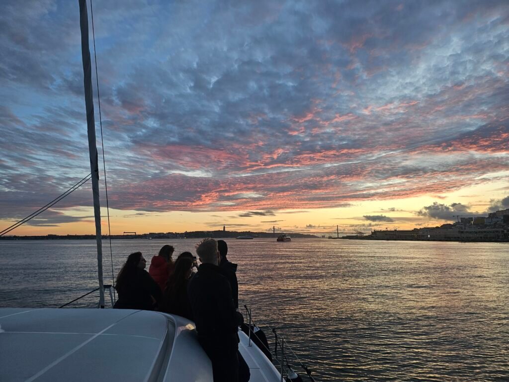 Les célèbres sorties en bateau au coucher du soleil sur le Tage, tendance 2025 au Portugal