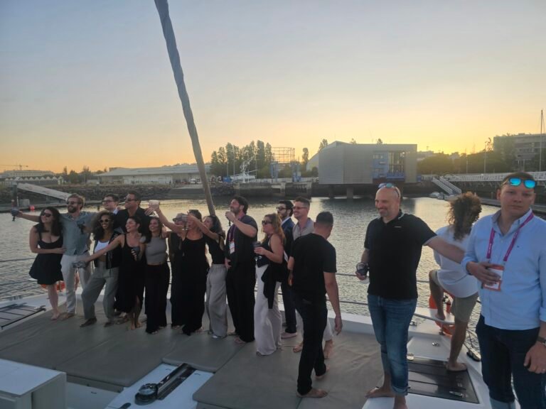 Convidados a divertirem-se na proa do veleiro catamarã ao som do DJ e Saxofonista perto do Parque das Nações