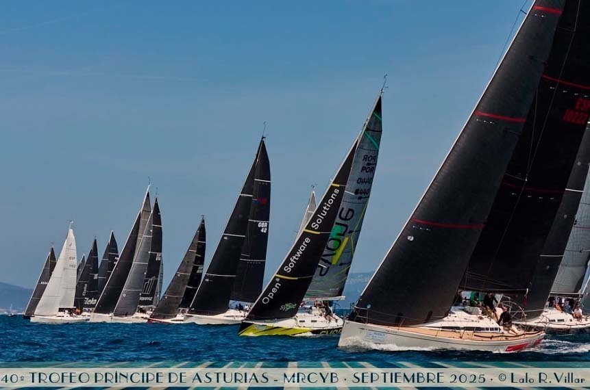Several high-performance yachts at the starting line, with Syone's boat at the centre of the fleet