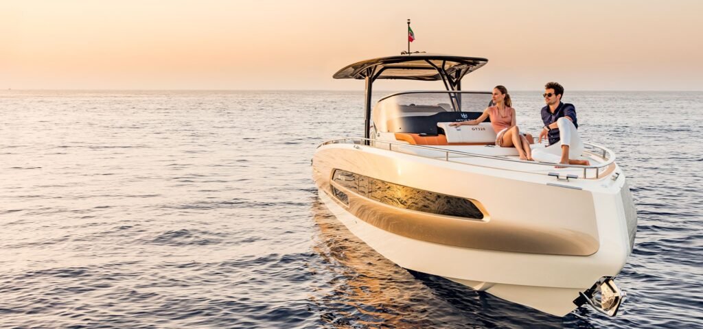 Iate de luxo Invictus GT370 navegando em águas calmas ao pôr do sol, ideal para charters exclusivos em Lisboa.