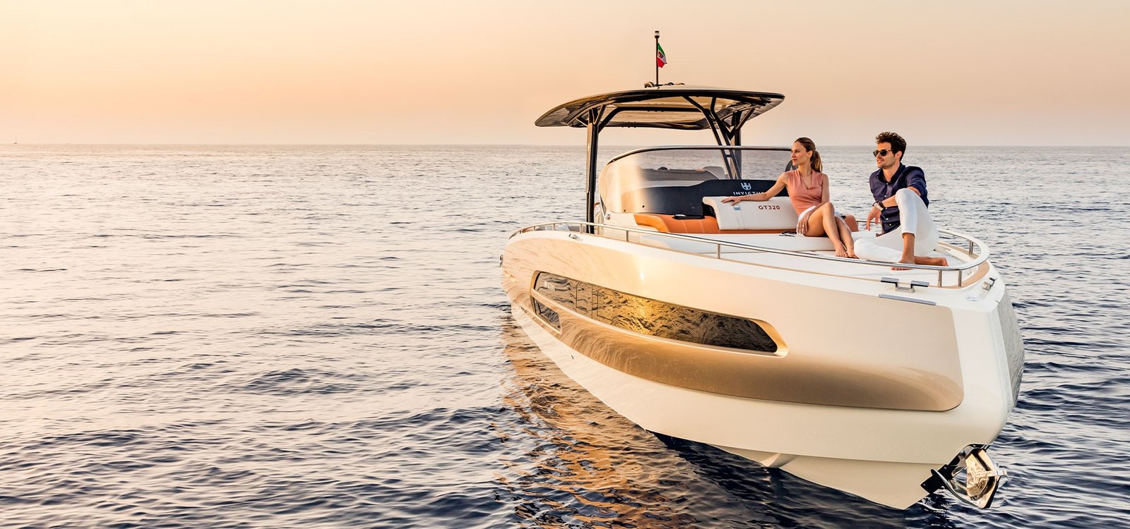 Iate de luxo Invictus GT370 navegando em águas calmas ao pôr do sol, ideal para charters exclusivos em Lisboa.