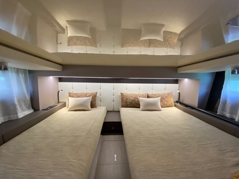 Cabine interior refinada com camas duplas e iluminação ambiente, oferecendo máximo conforto e elegância