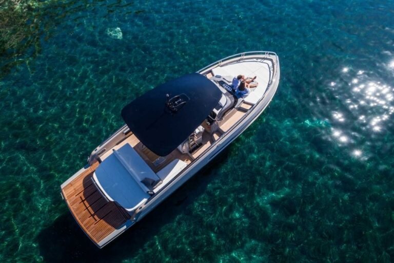 Vista aérea (drone) do Invictus GT370 em águas cristalinas, evidenciando o seu design elegante e funcional.