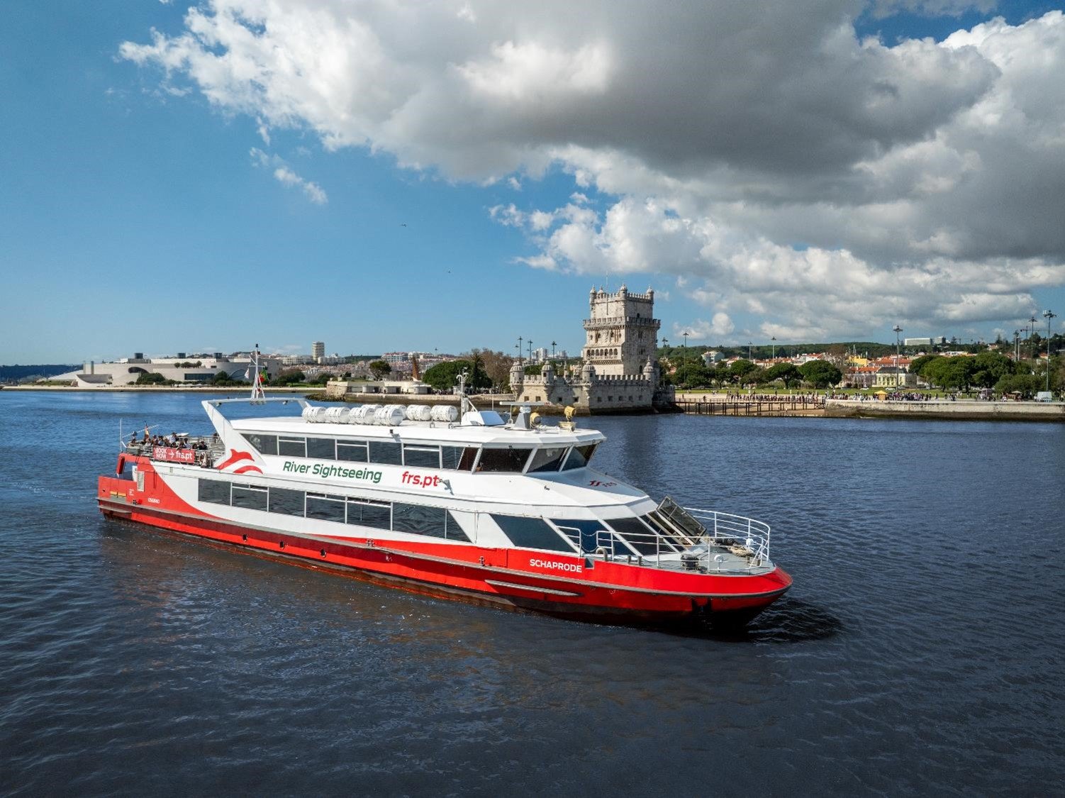 Este navio de 130 pés combina um deck interior e outro exterior para múltiplos ambientes