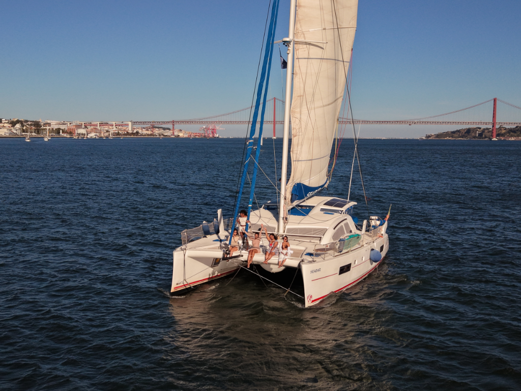 Aluguer de catamaran privado em Lisboa com vista para a Ponte 25 de Abril