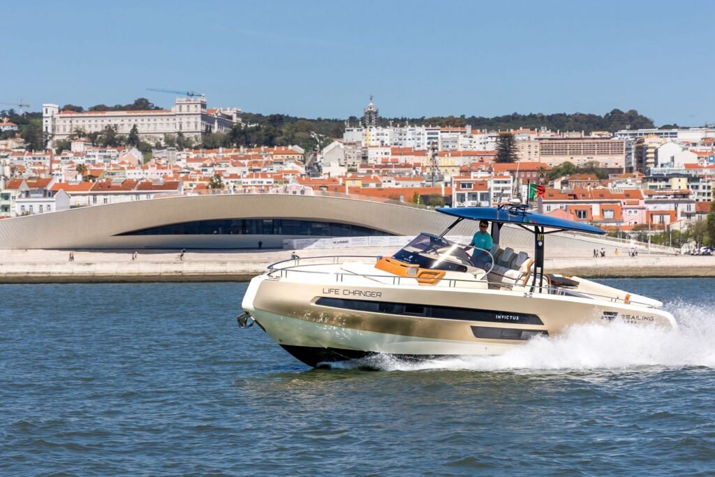 Iate de luxo Invictus GT370 a navegar em frente ao MAAT e zona ribeirinha de Lisboa.